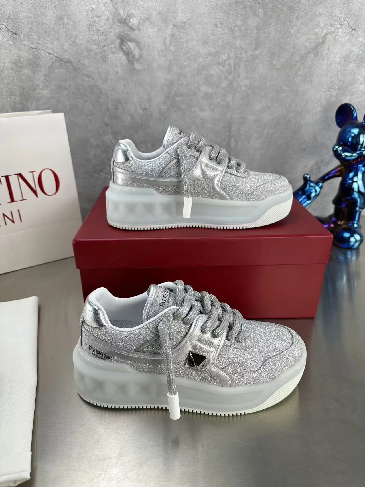 👟👟Ex-factory price 640👟👟 🔺Valentino🔺Valentino new casual shoes 2023 latest model hot style for catwalk couples, thick shoelaces, the same style as Elsa Hosk, Zhang Yixing, Guan Xiaotong and many other stars 🔥 Top version + lasting process, full oil edge on the upper. Fabric: Customized cowhide + cowhide lining with breathable mesh. Outsole: original molded TPU thickened outsole. Size for women is 35-40. Men’s size is 39-45.